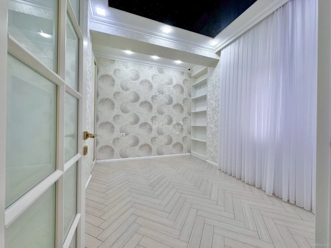 Satılır 4 otaqlı mənzil 136 m²