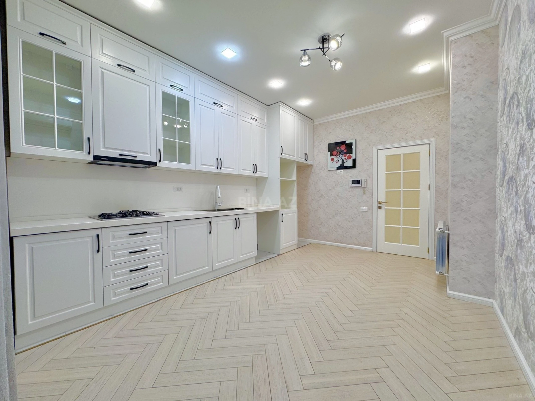 Satılır 4 otaqlı mənzil 136 m²