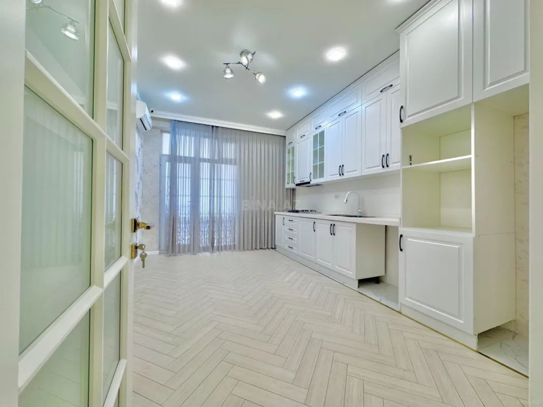 Satılır 4 otaqlı mənzil 136 m²