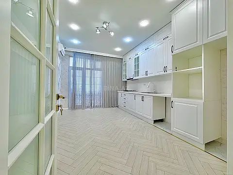 Satılır 4 otaqlı mənzil 136 m²