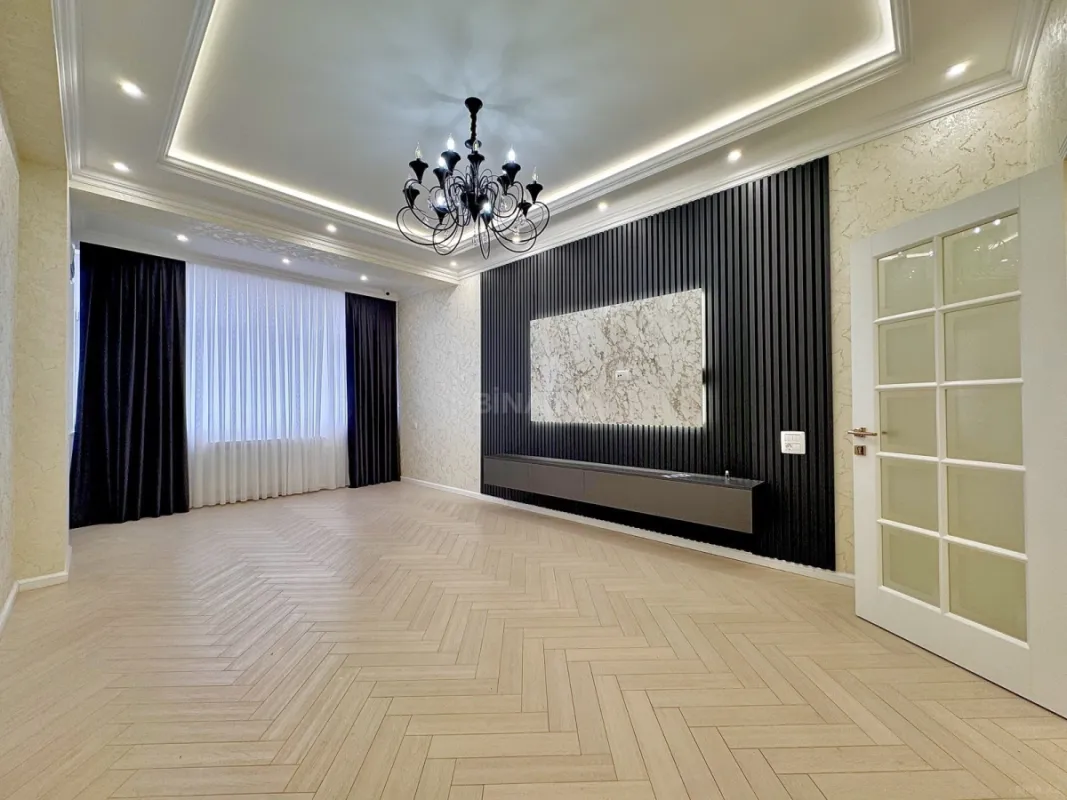 Satılır 4 otaqlı mənzil 136 m²