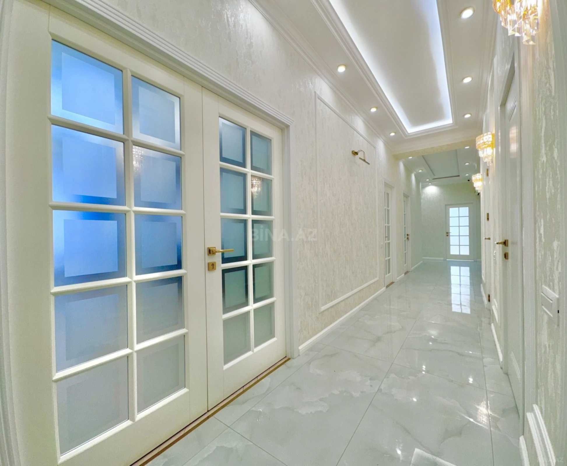 Satılır 4 otaqlı mənzil 136 m²