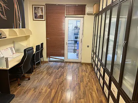 Satılır 5 otaqlı ofis 190 m²