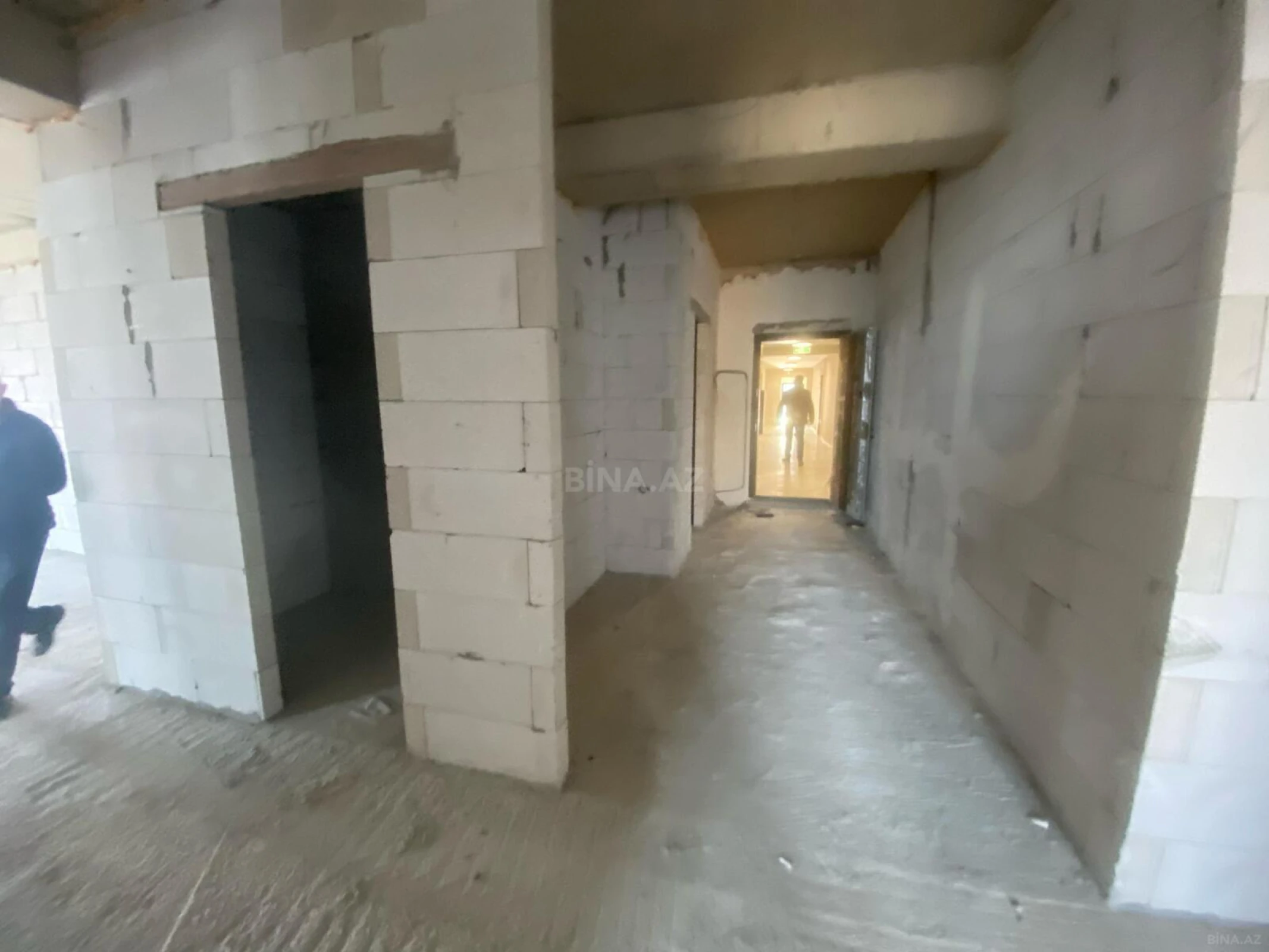 Satılır 4 otaqlı mənzil 163 m²