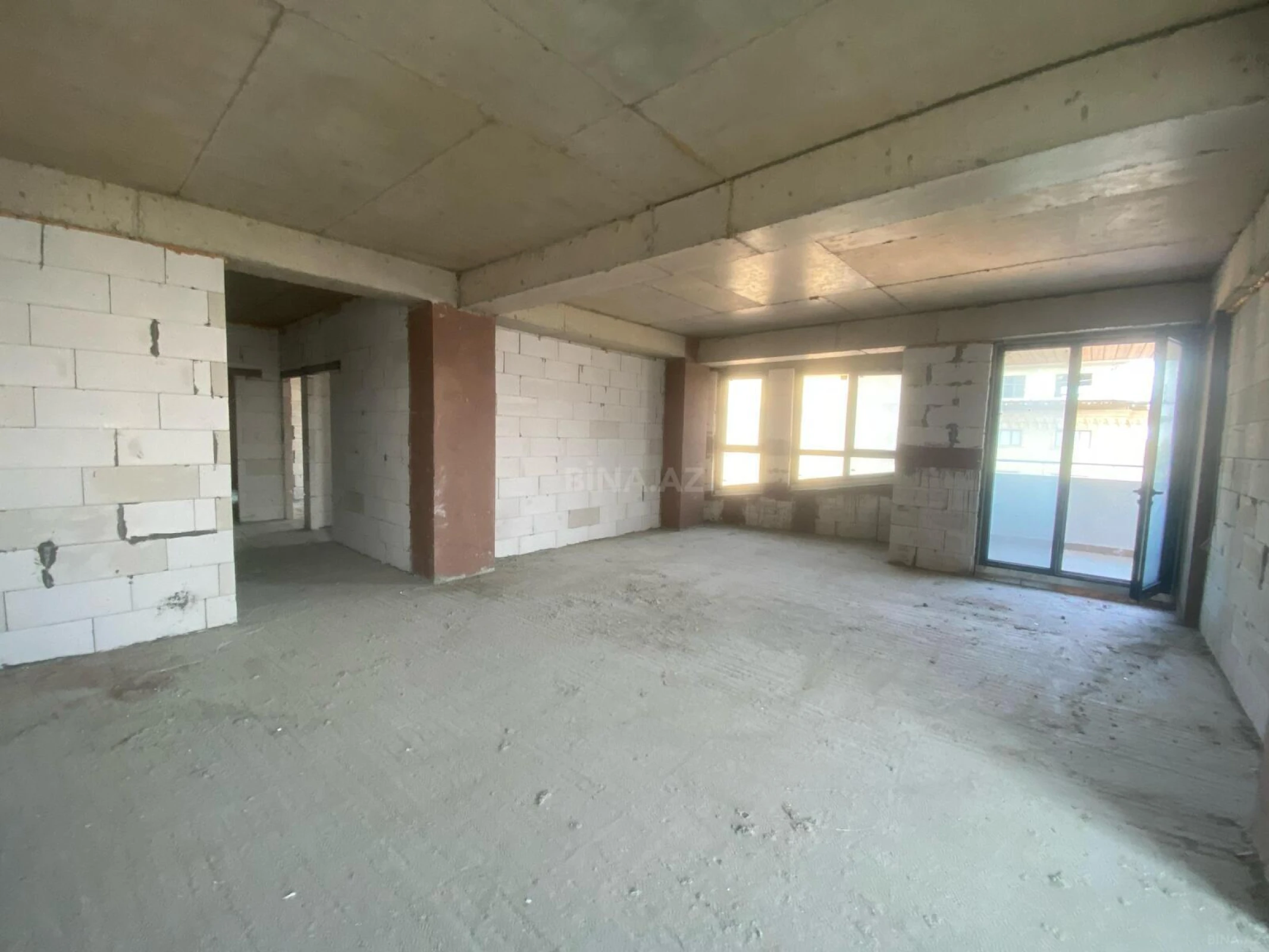 Satılır 4 otaqlı mənzil 163 m²