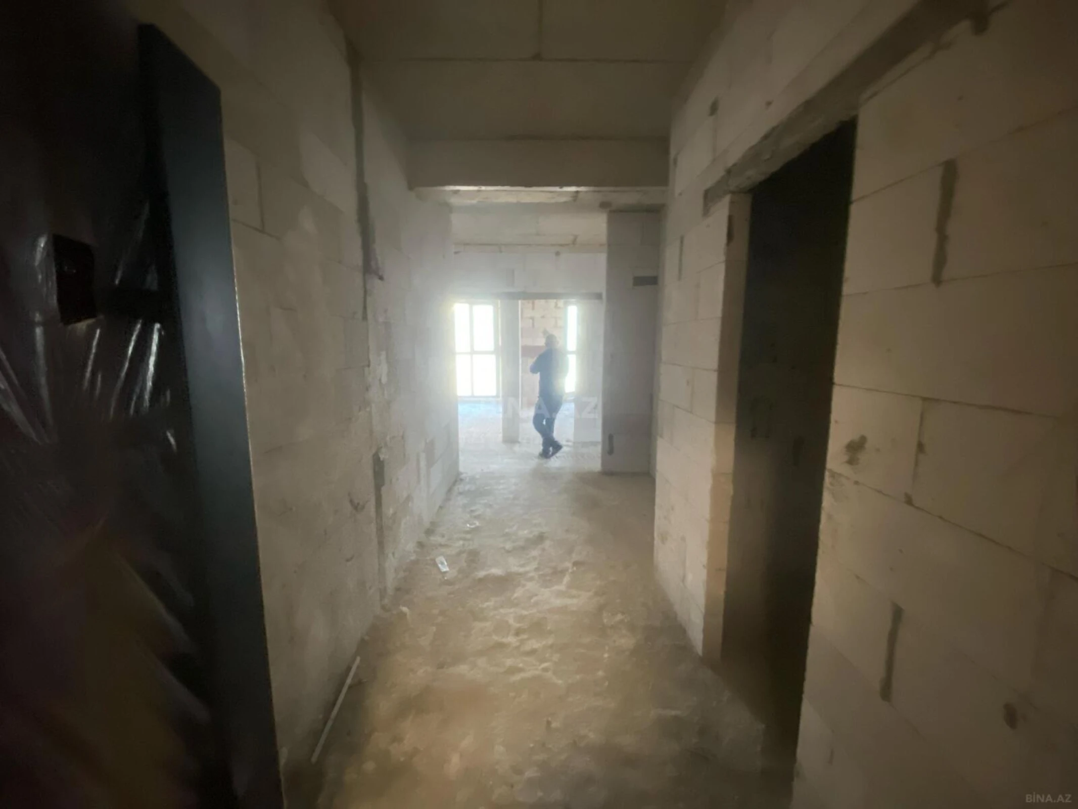 Satılır 4 otaqlı mənzil 163 m²