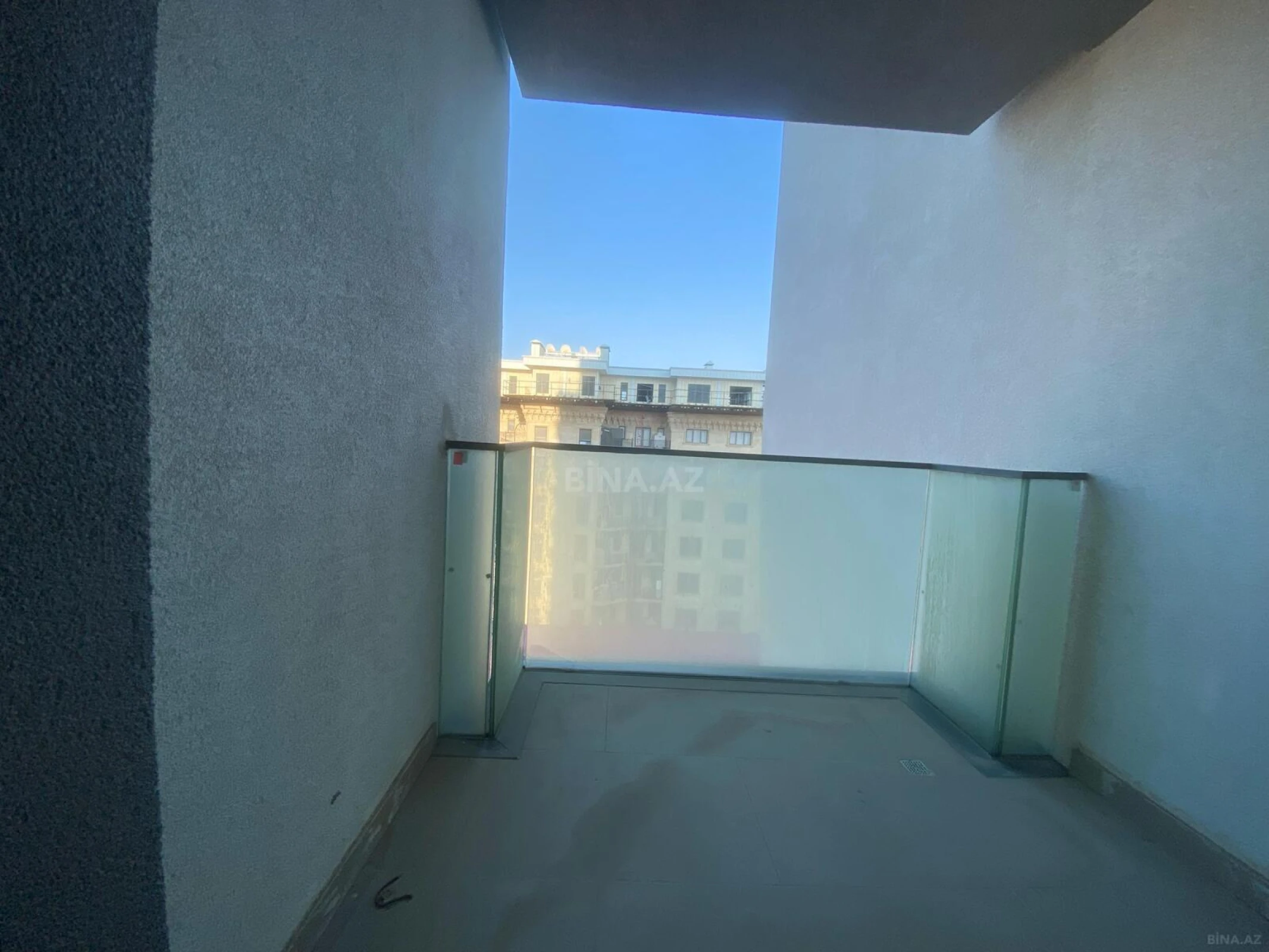 Satılır 4 otaqlı mənzil 163 m²