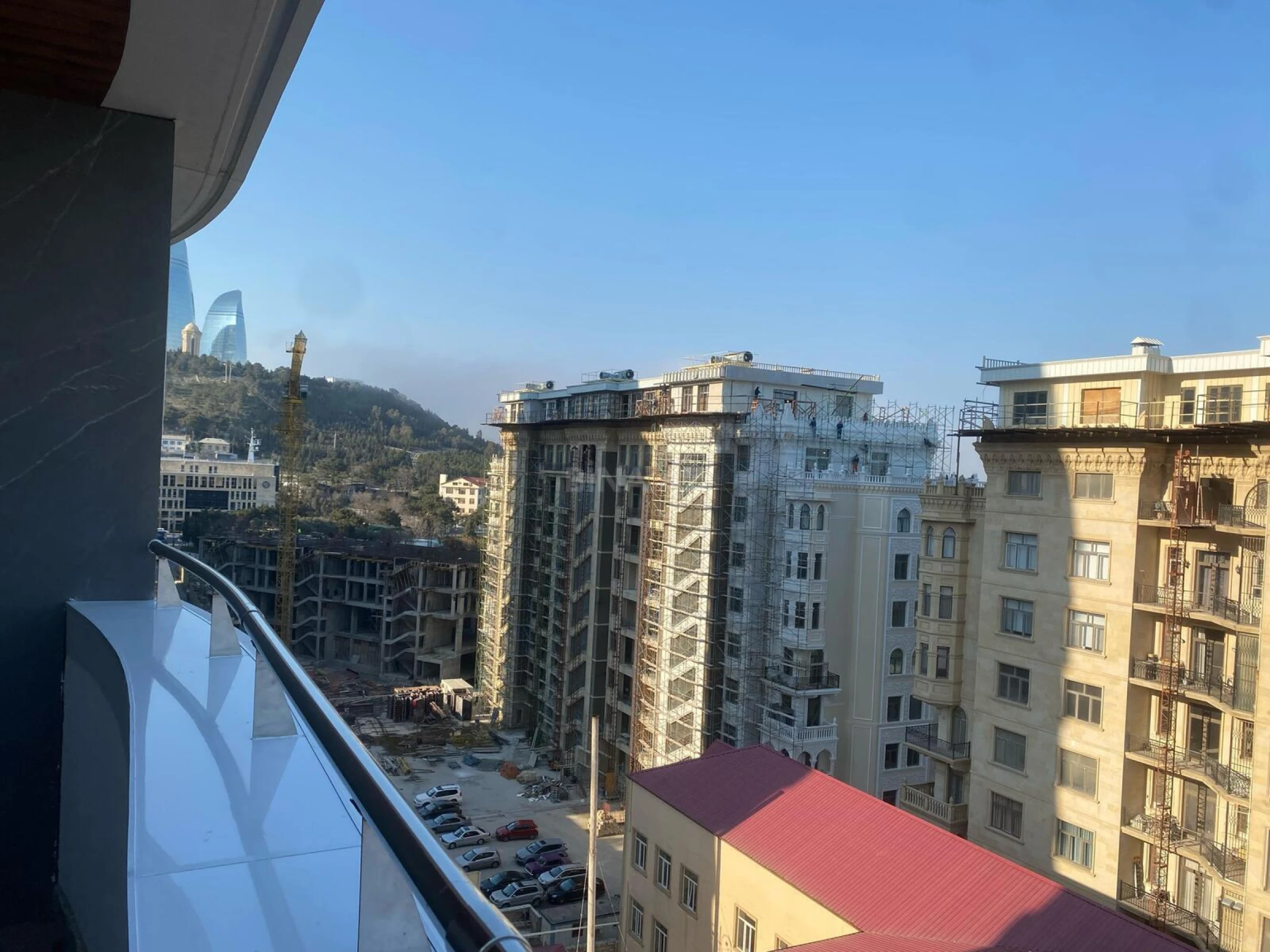 Satılır 4 otaqlı mənzil 163 m²