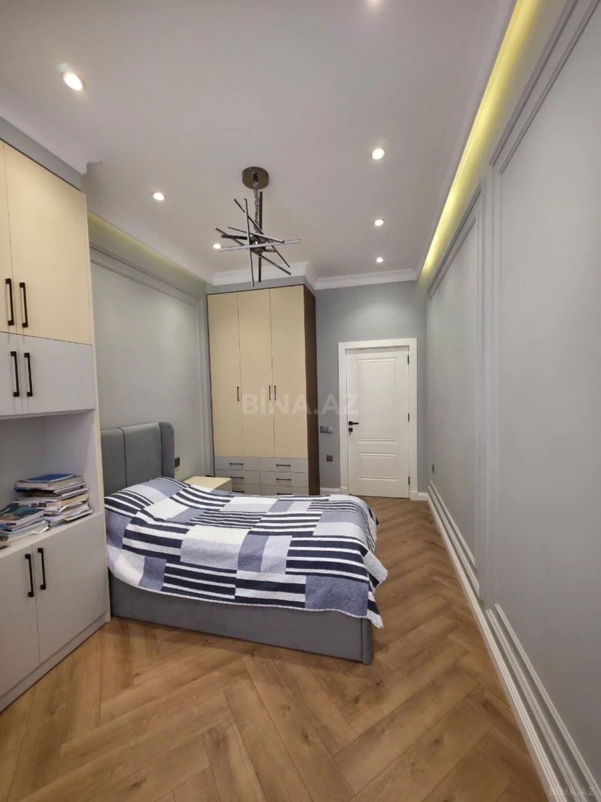 Satılır 4 otaqlı mənzil 130 m²