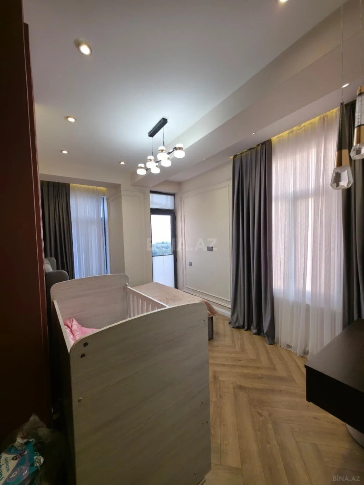Satılır 4 otaqlı mənzil 130 m²