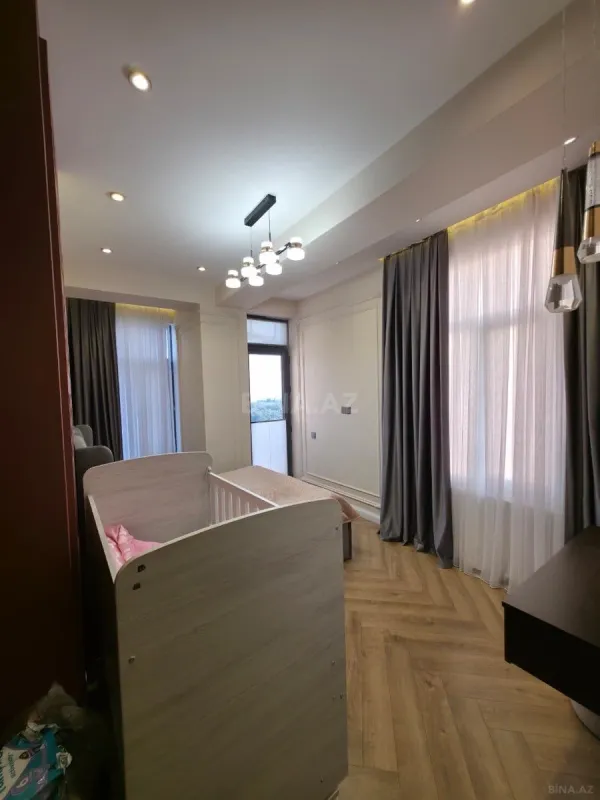 Satılır 4 otaqlı mənzil 130 m²