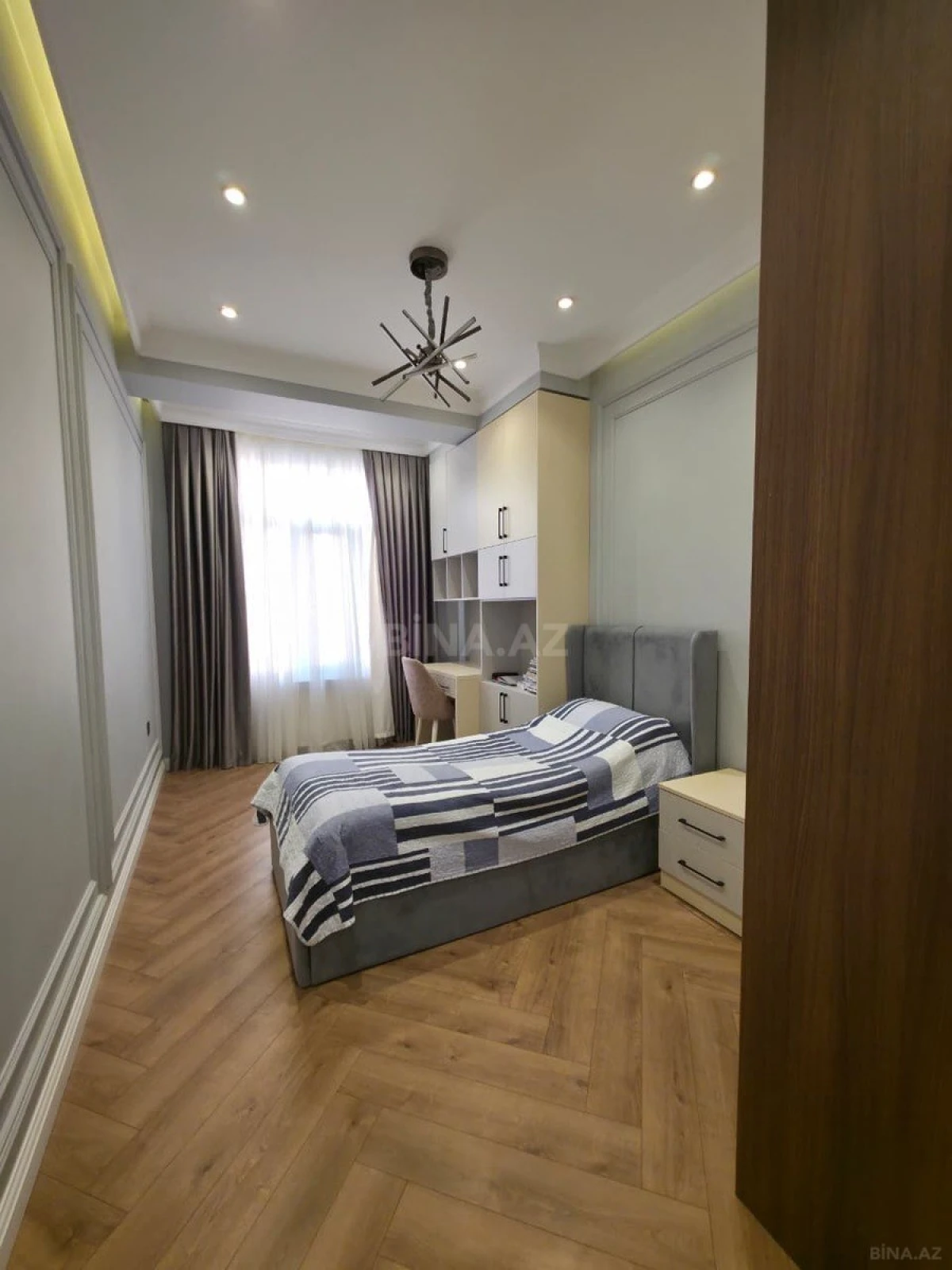 Satılır 4 otaqlı mənzil 130 m²