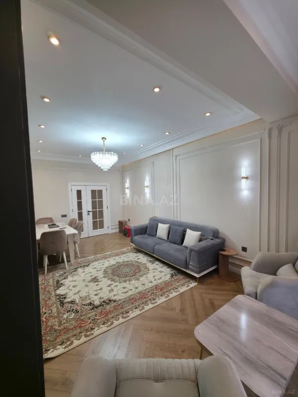 Satılır 4 otaqlı mənzil 130 m²