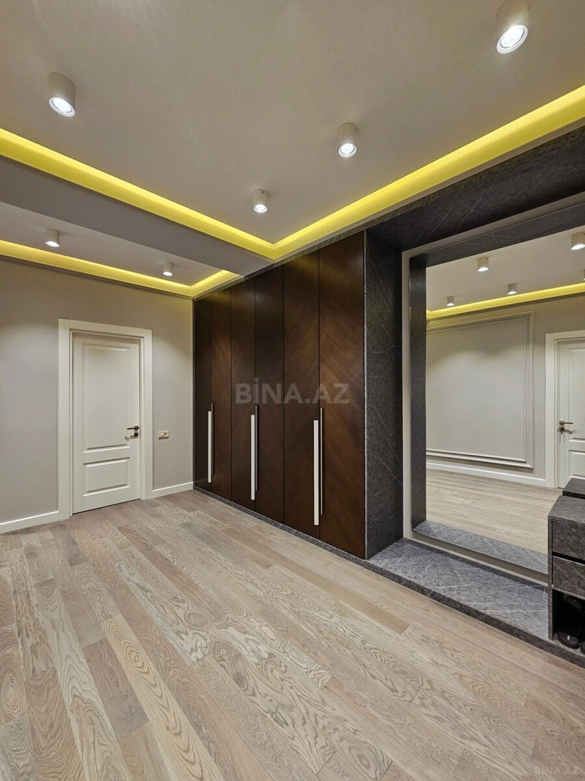 Satılır 3 otaqlı mənzil 153 m²