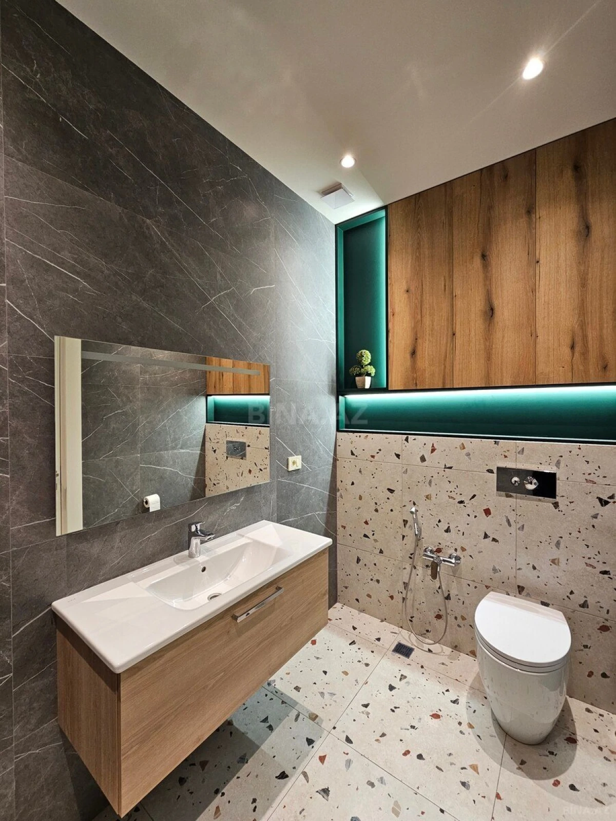 Satılır 3 otaqlı mənzil 153 m²