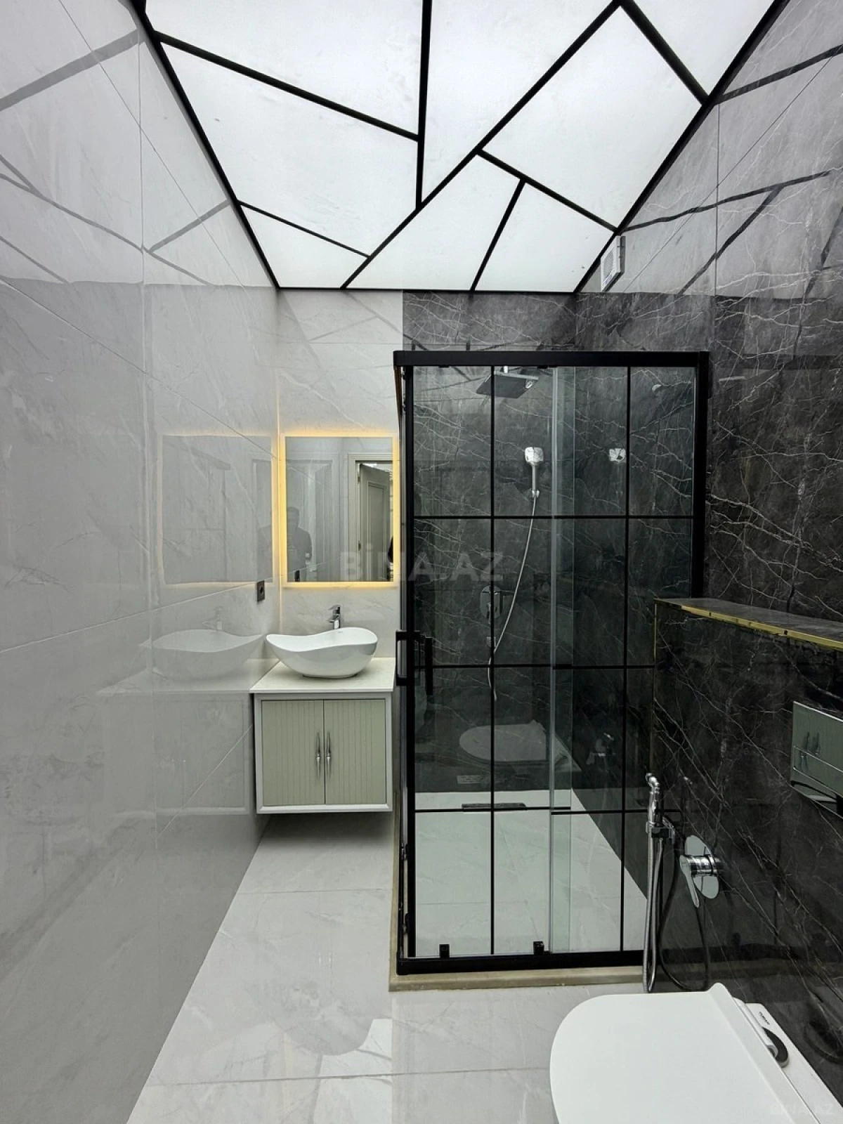 Satılır 3 otaqlı mənzil 138 m²