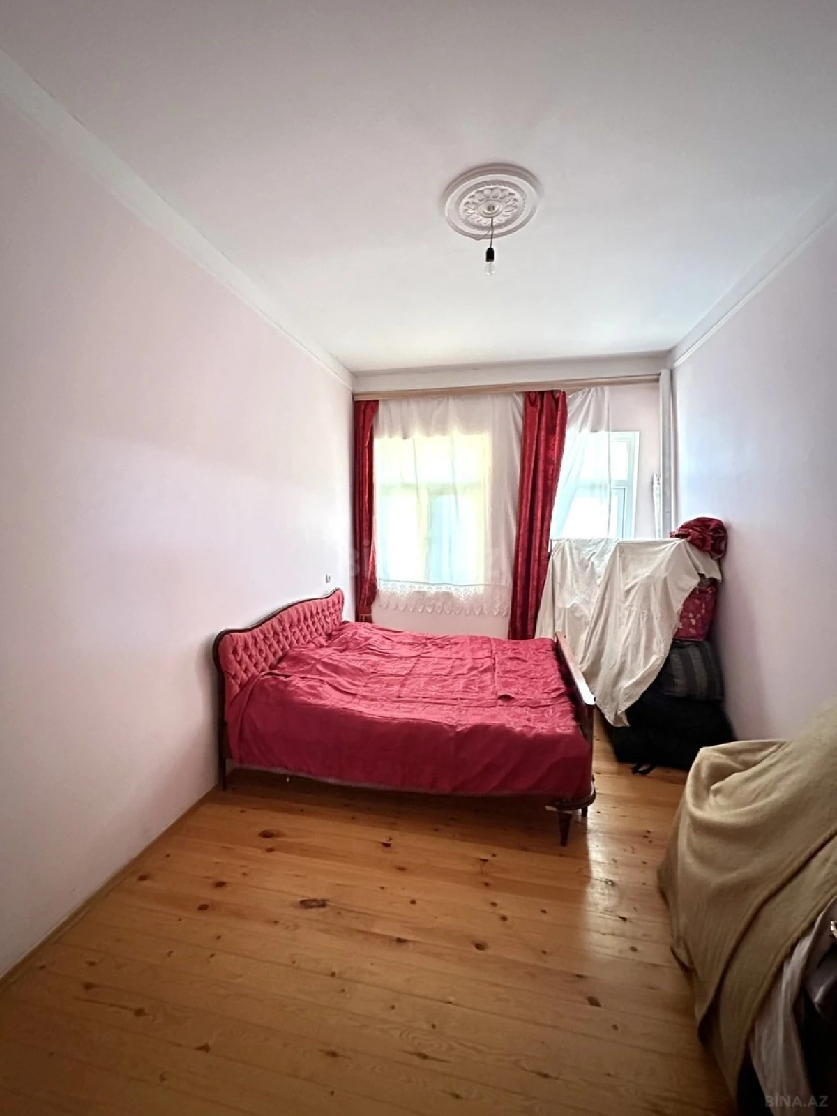 Satılır 12 otaqlı həyət evi 300 m²