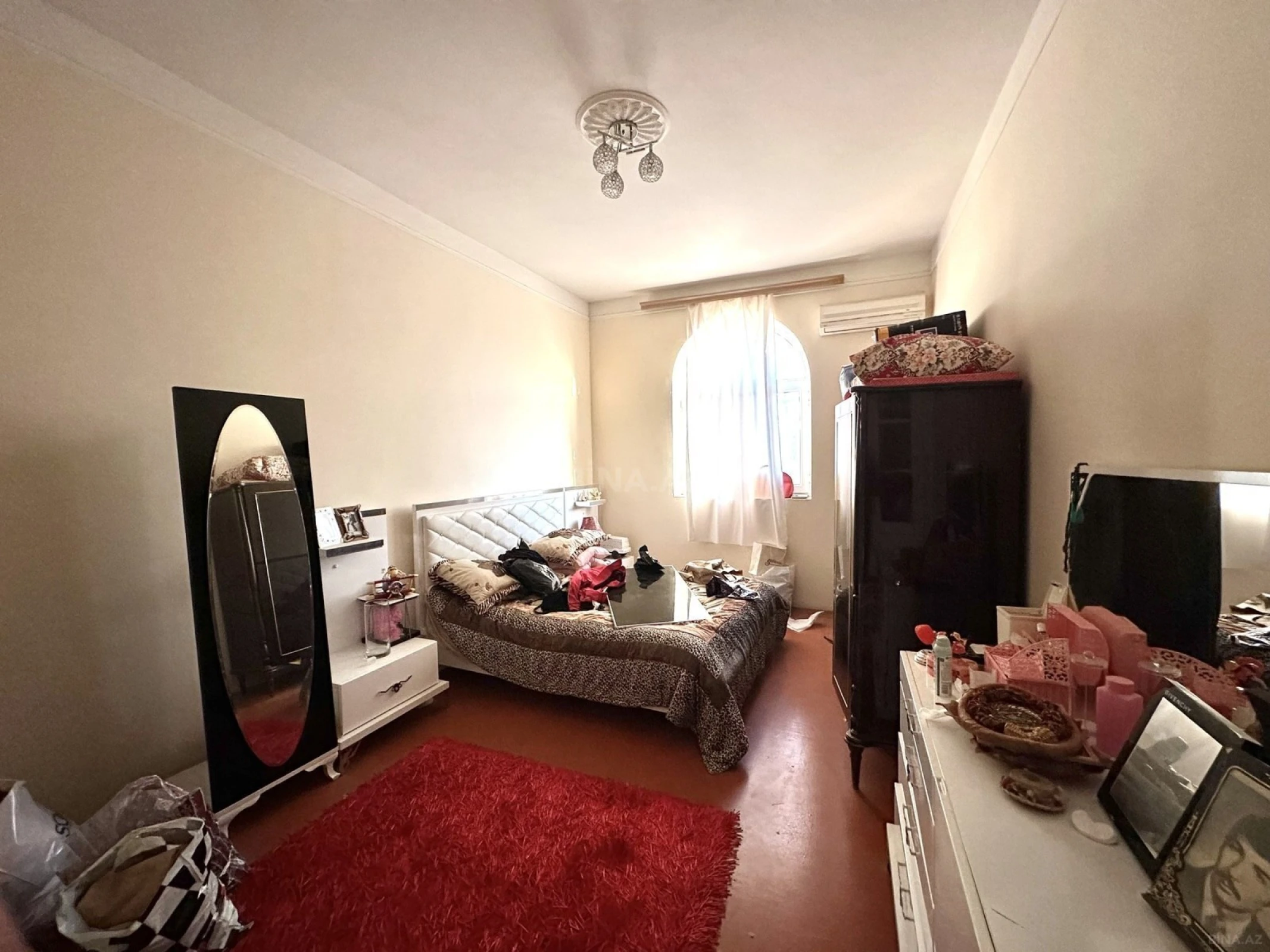Satılır 12 otaqlı həyət evi 300 m²