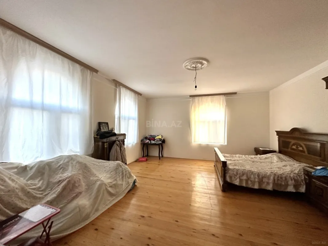 Satılır 12 otaqlı həyət evi 300 m²