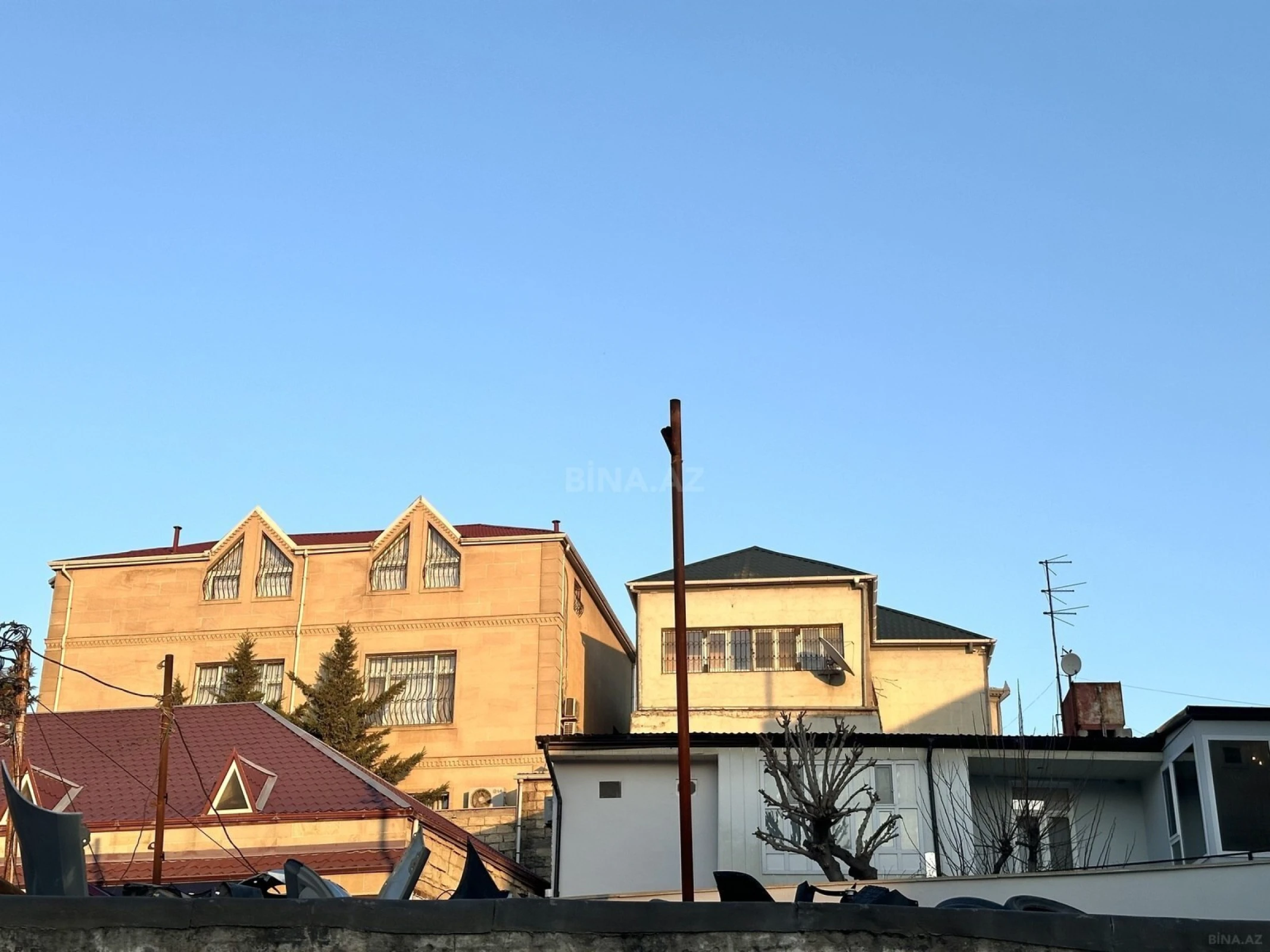 Satılır 12 otaqlı həyət evi 300 m²