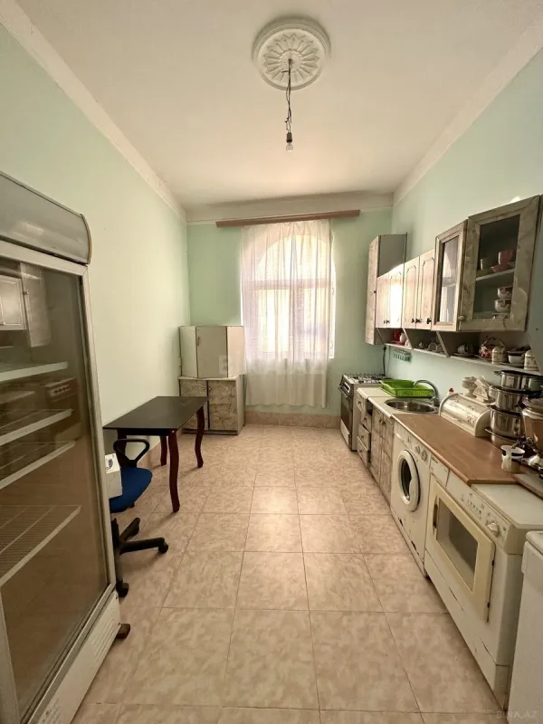 Satılır 12 otaqlı həyət evi 300 m²