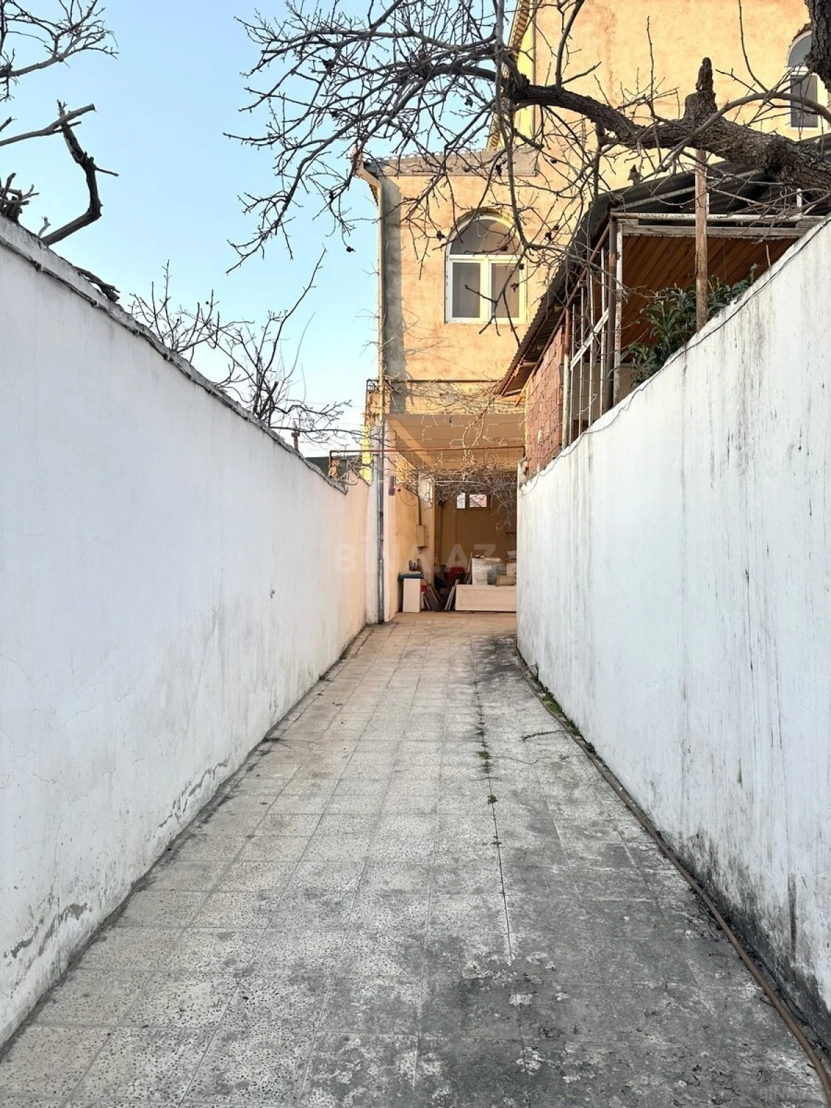 Satılır 12 otaqlı həyət evi 300 m²