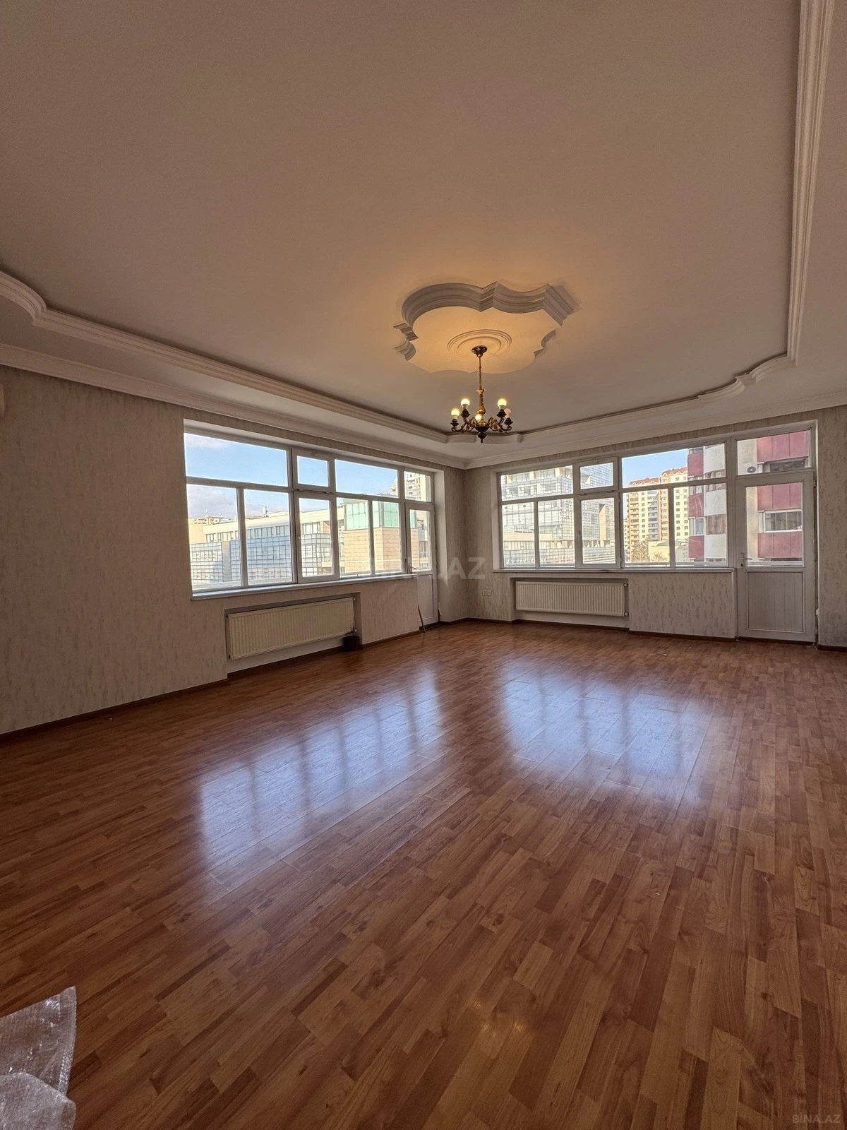 Satılır 4 otaqlı mənzil 178 m²
