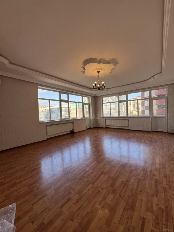 Satılır 4 otaqlı mənzil 178 m²