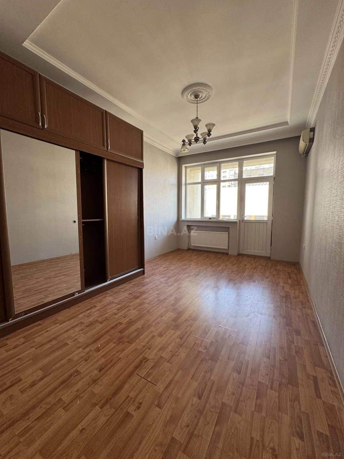 Satılır 4 otaqlı mənzil 178 m²