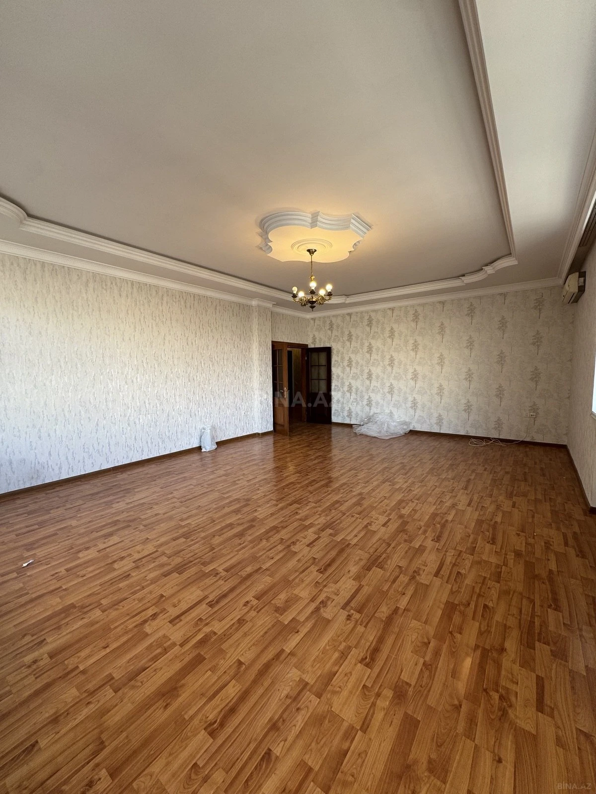 Satılır 4 otaqlı mənzil 178 m²
