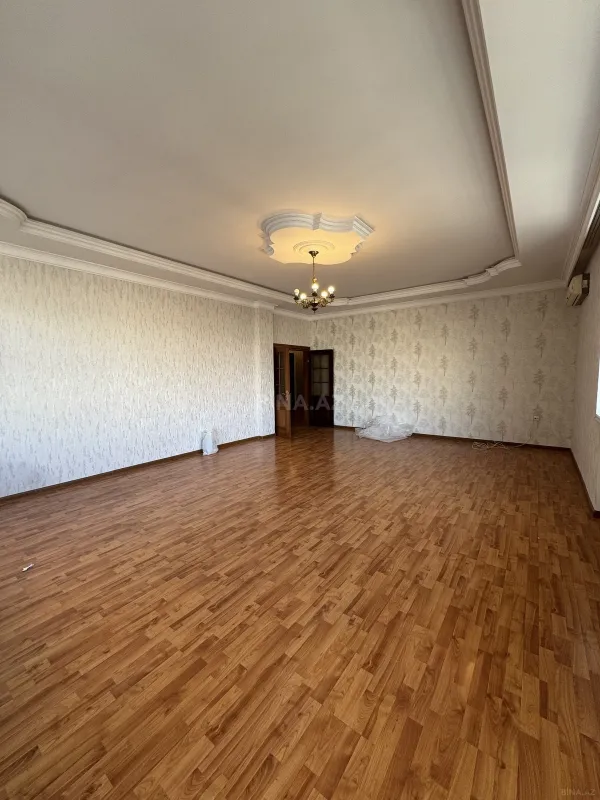 Satılır 4 otaqlı mənzil 178 m²