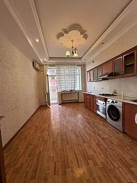 Satılır 4 otaqlı mənzil 178 m²