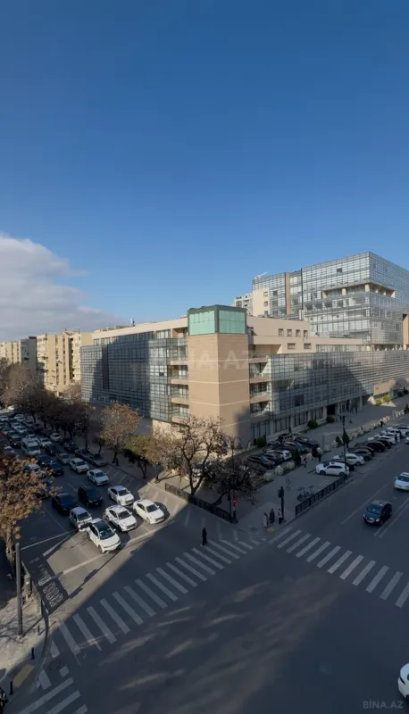 Satılır 4 otaqlı mənzil 178 m²