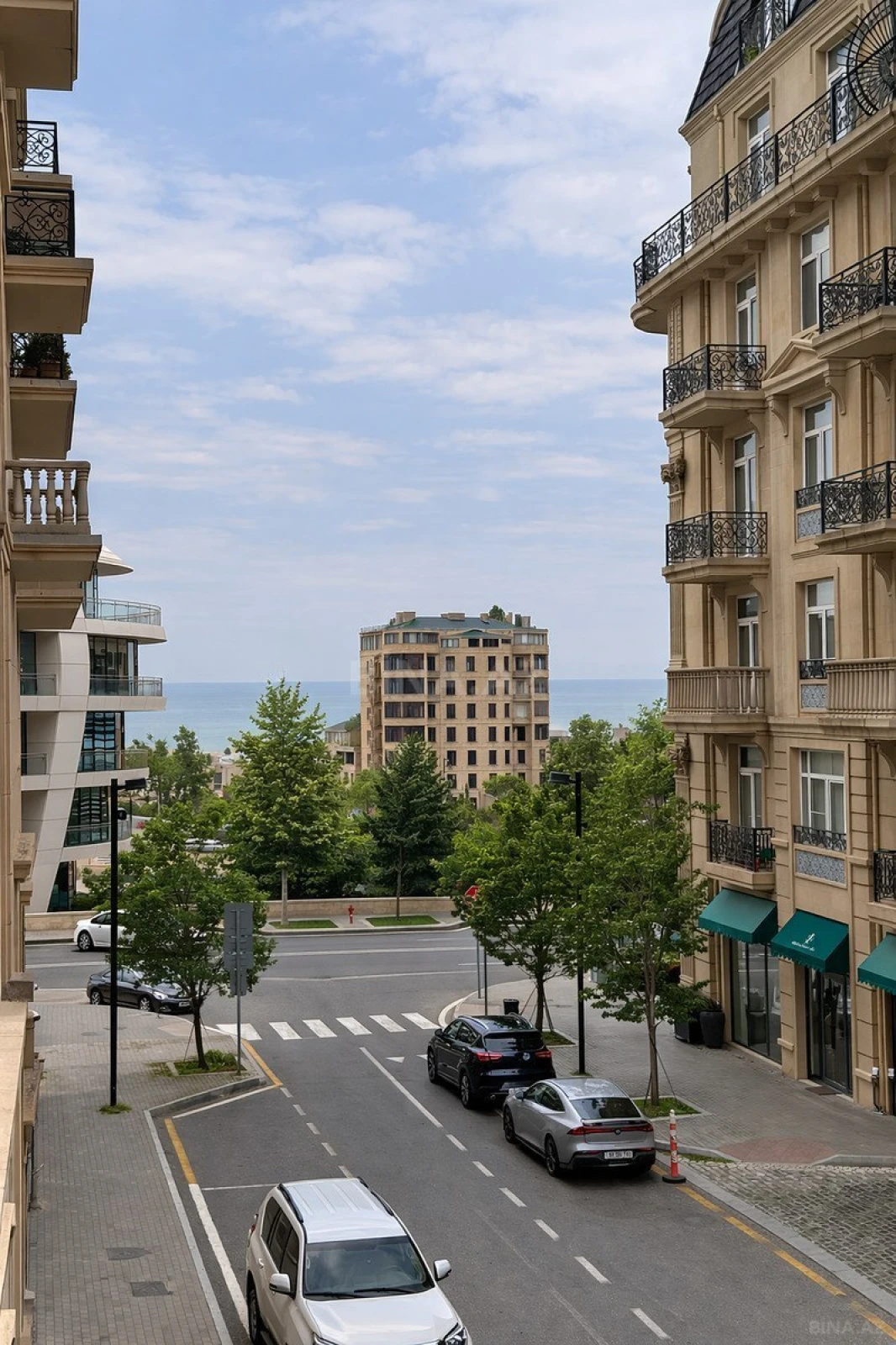 Satılır 4 otaqlı mənzil 145 m²