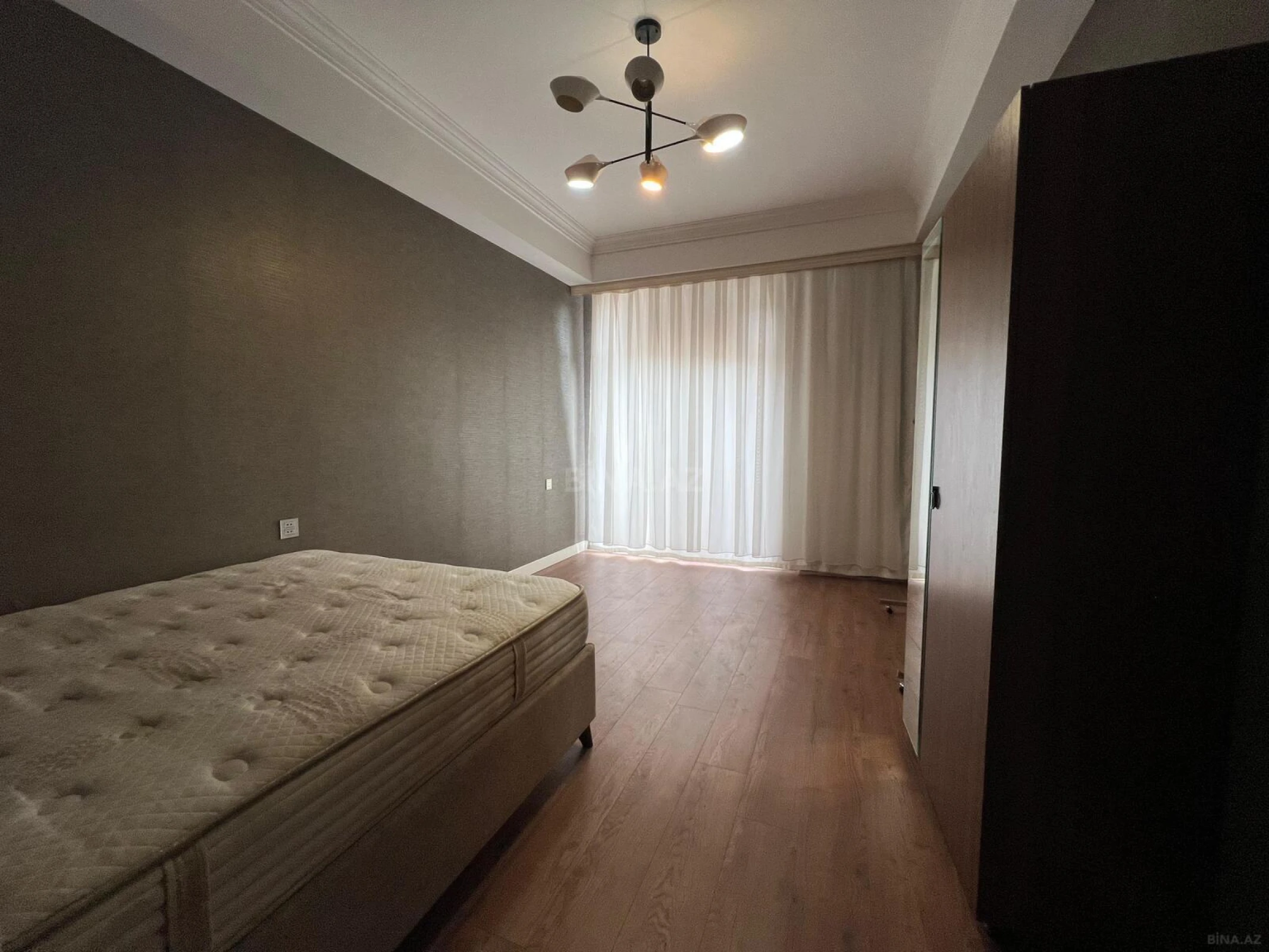 Kirayə verilir 4 otaqlı mənzil 155 m²
