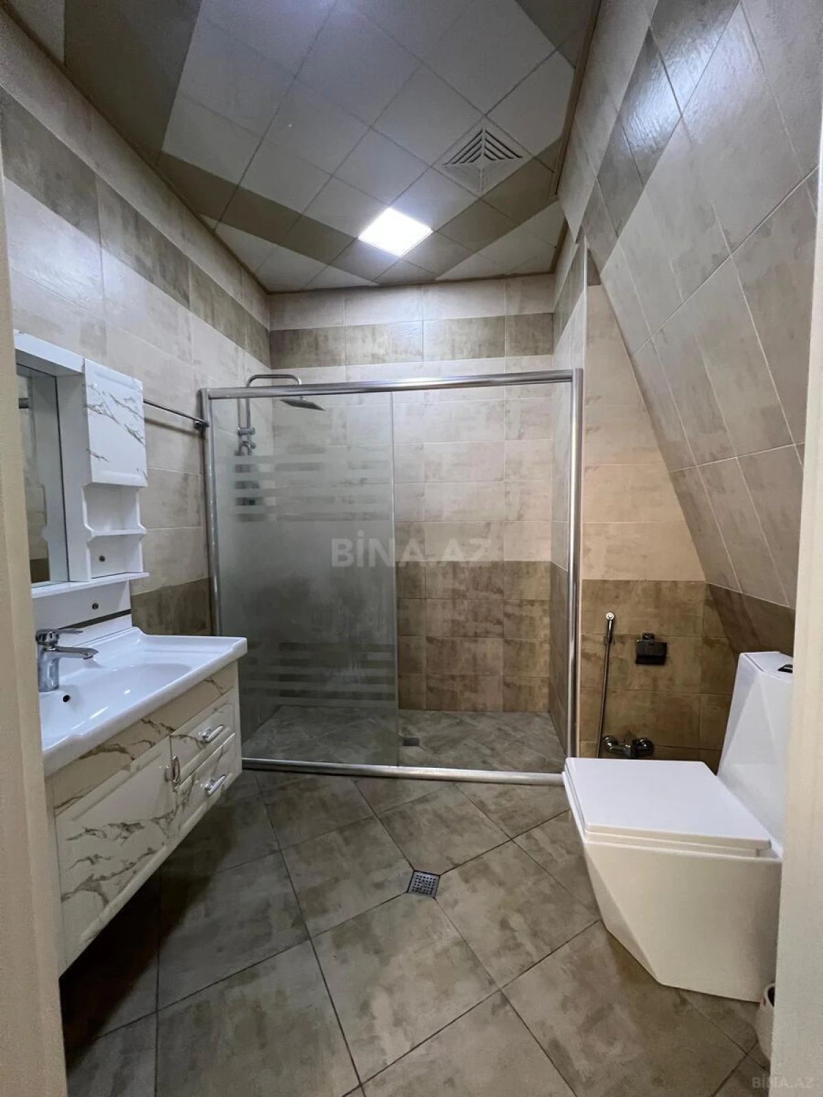 Kirayə verilir 4 otaqlı mənzil 155 m²