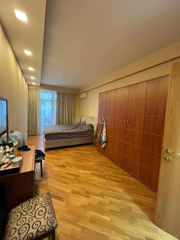 Satılır 3 otaqlı mənzil 185 m²