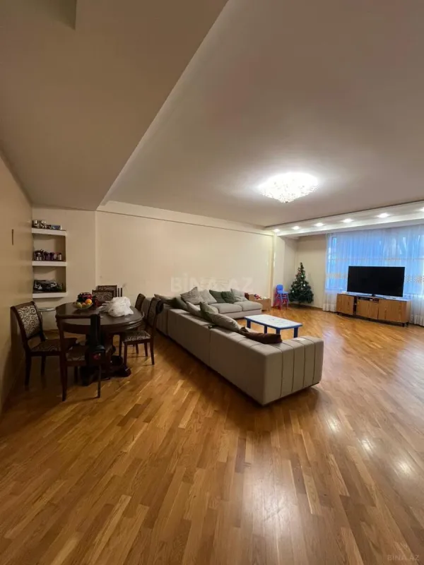 Satılır 3 otaqlı mənzil 185 m²
