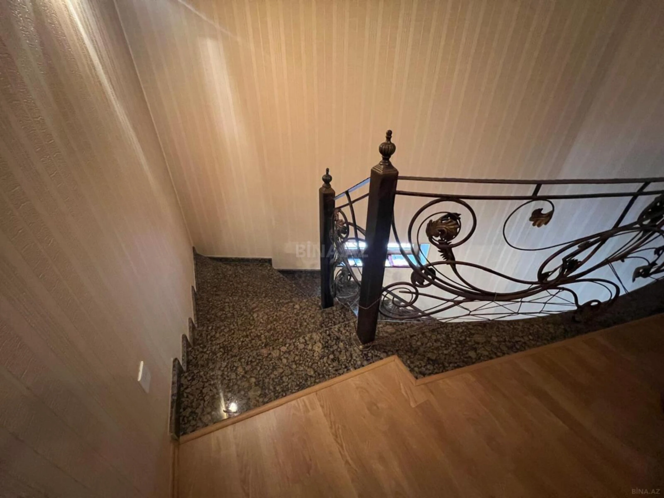 Satılır 4 otaqlı həyət evi 200 m²