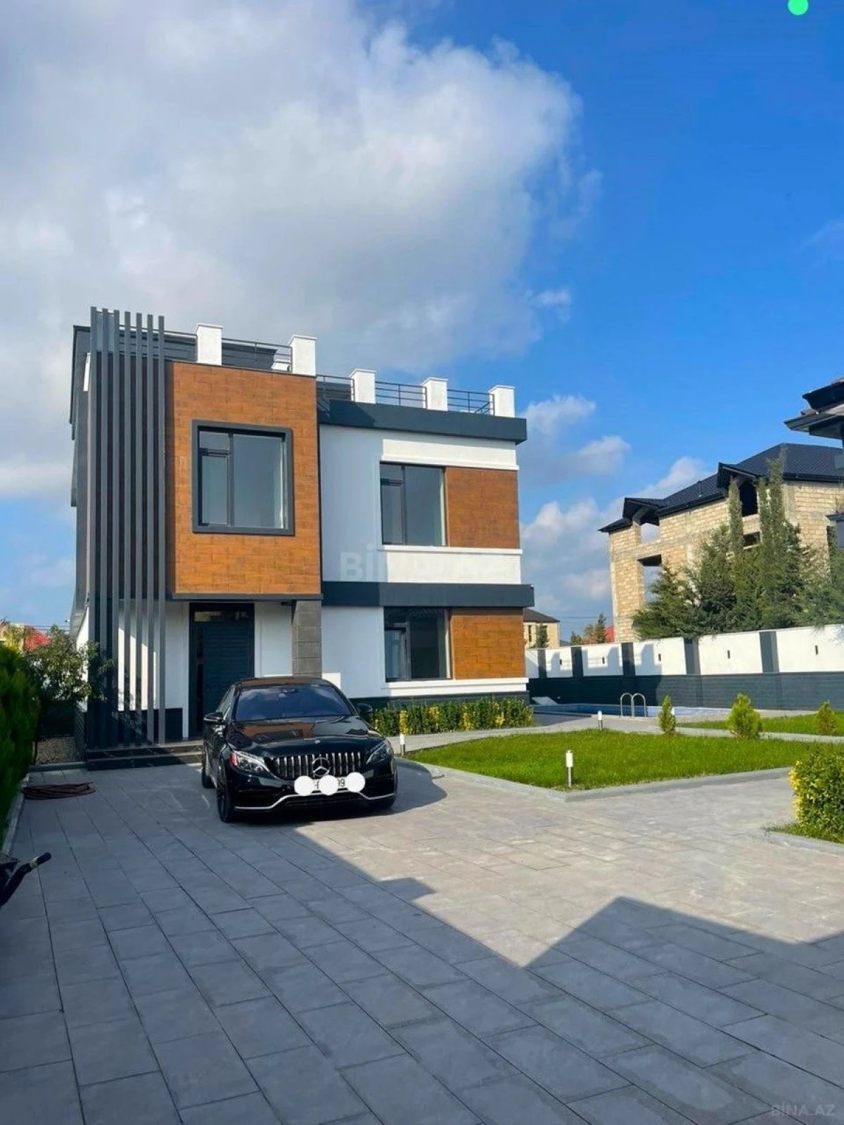 Satılır 7 otaqlı həyət evi 305 m²