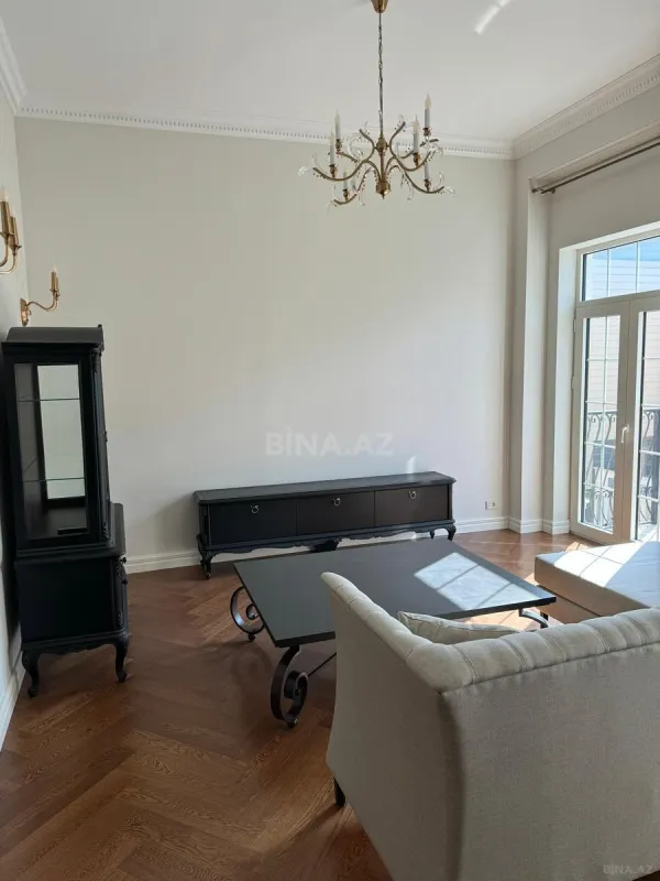 Kirayə verilir 3 otaqlı mənzil 130 m²