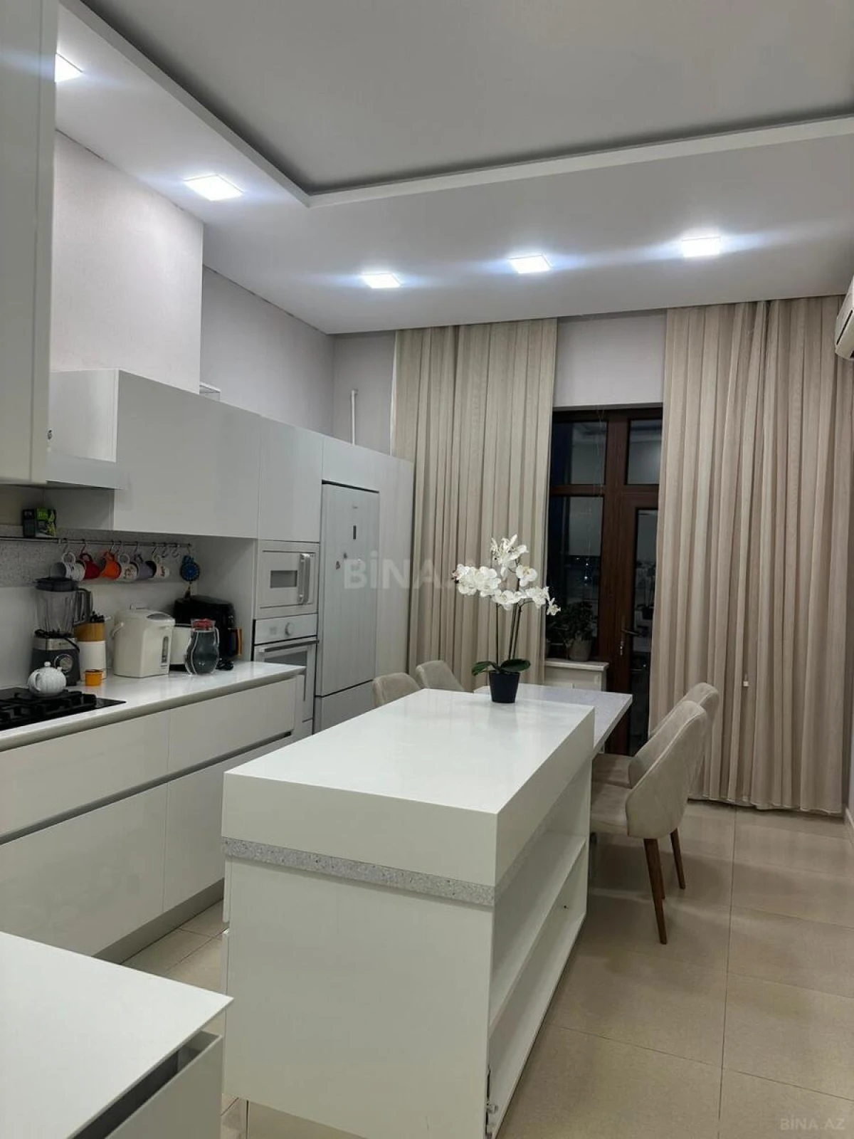 Satılır 4 otaqlı mənzil 204 m²