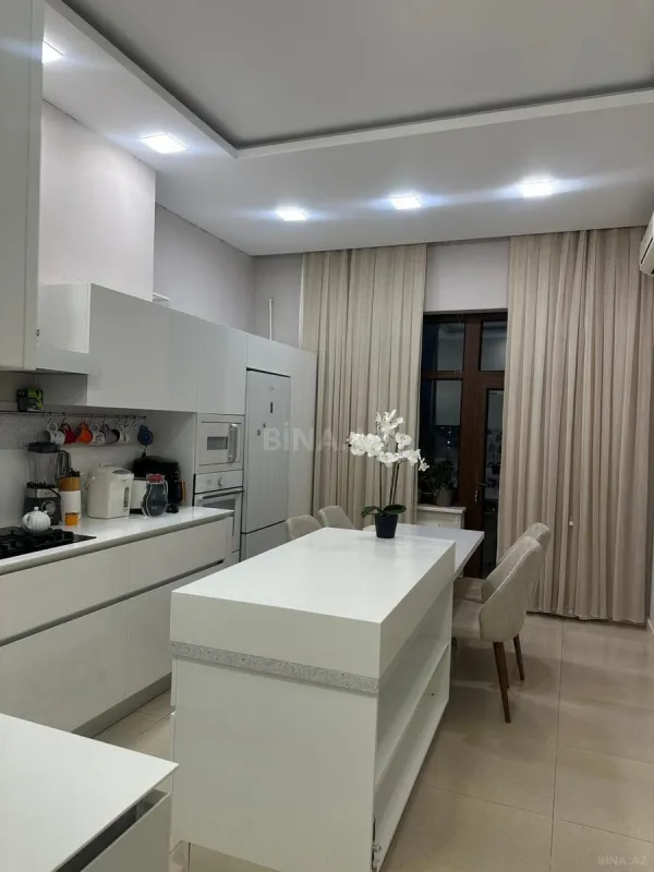 Satılır 4 otaqlı mənzil 204 m²