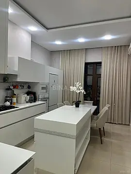 Satılır 4 otaqlı mənzil 204 m²