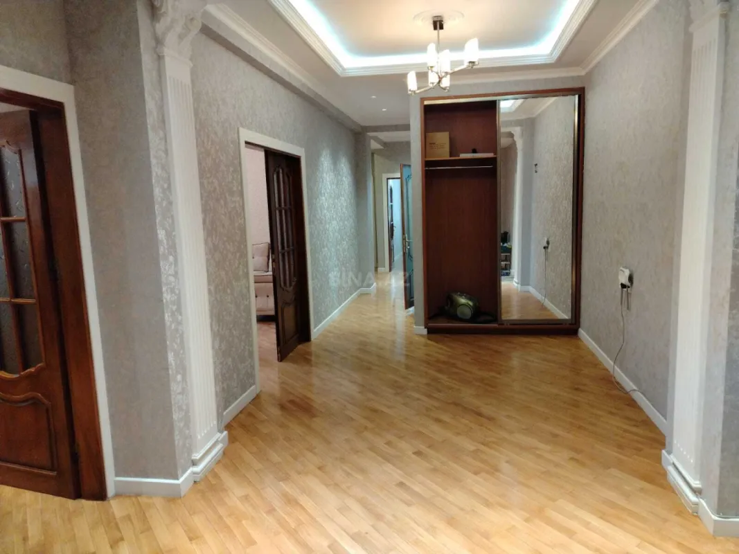 Kirayə verilir 4 otaqlı mənzil 160 m²