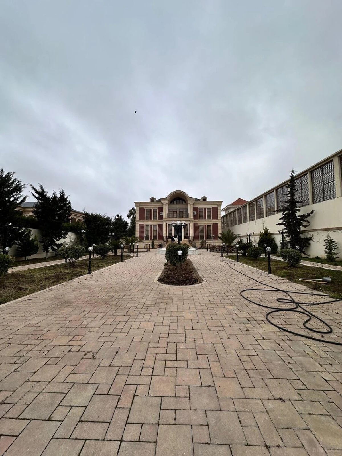 Satılır 8 otaqlı həyət evi 700 m²