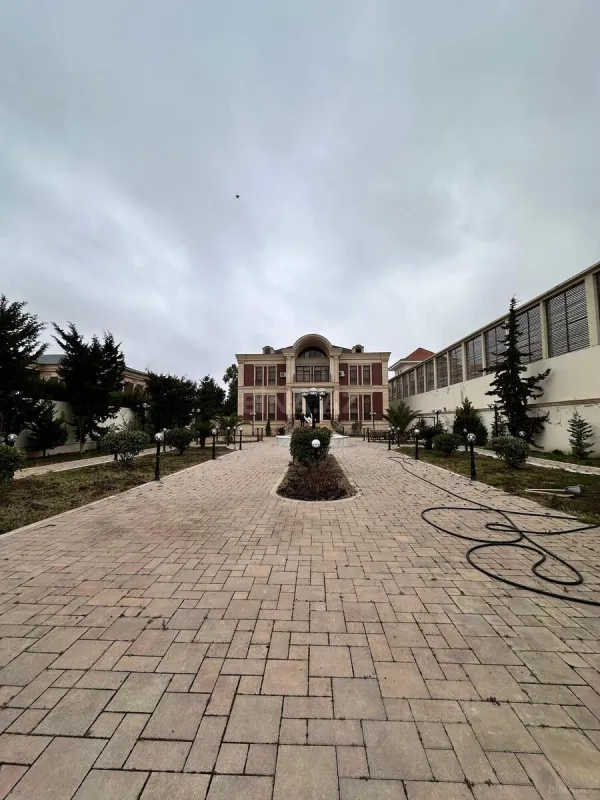 Satılır 8 otaqlı həyət evi 700 m²