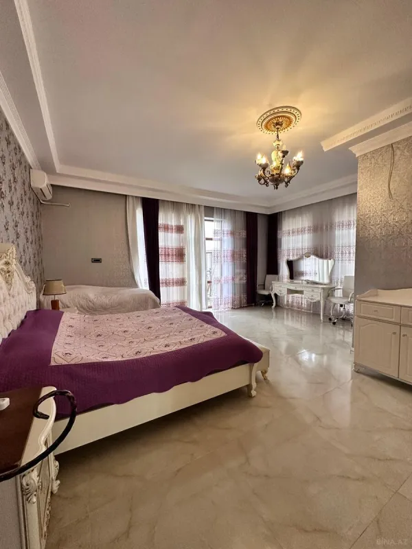 Satılır 8 otaqlı həyət evi 700 m²