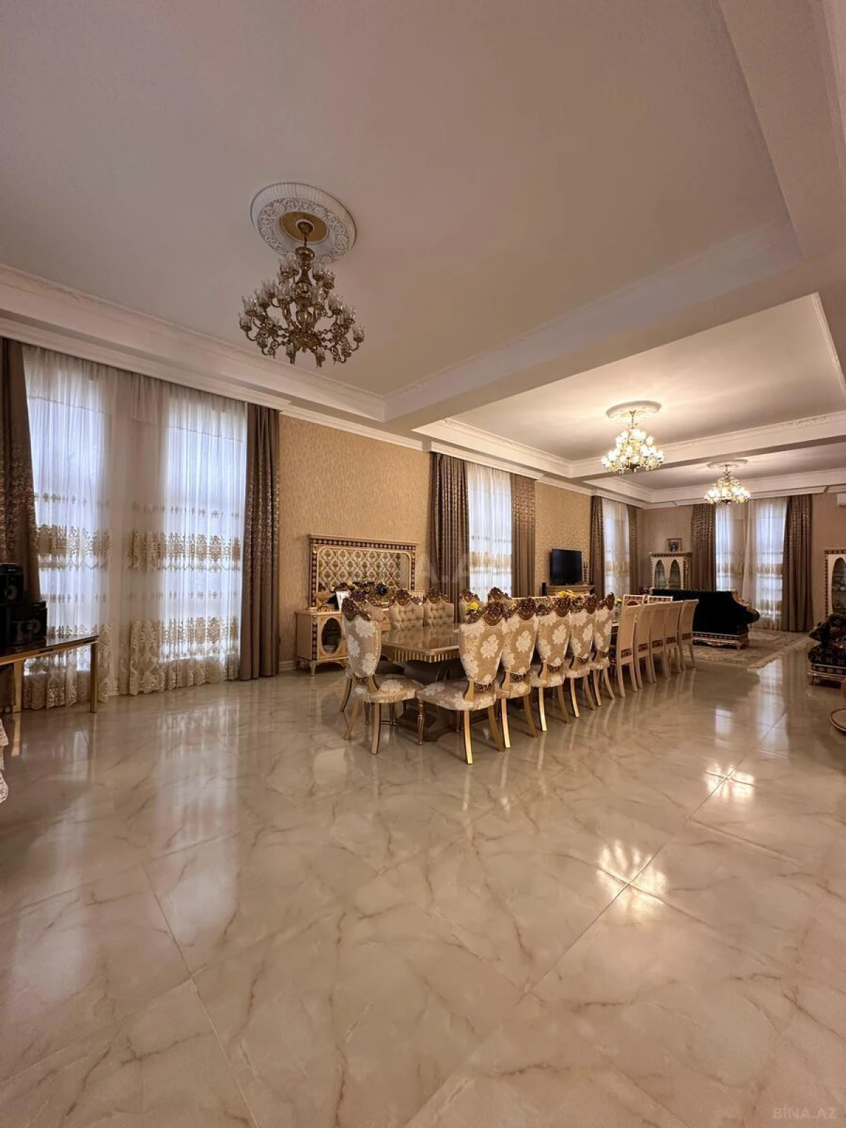 Satılır 8 otaqlı həyət evi 700 m²