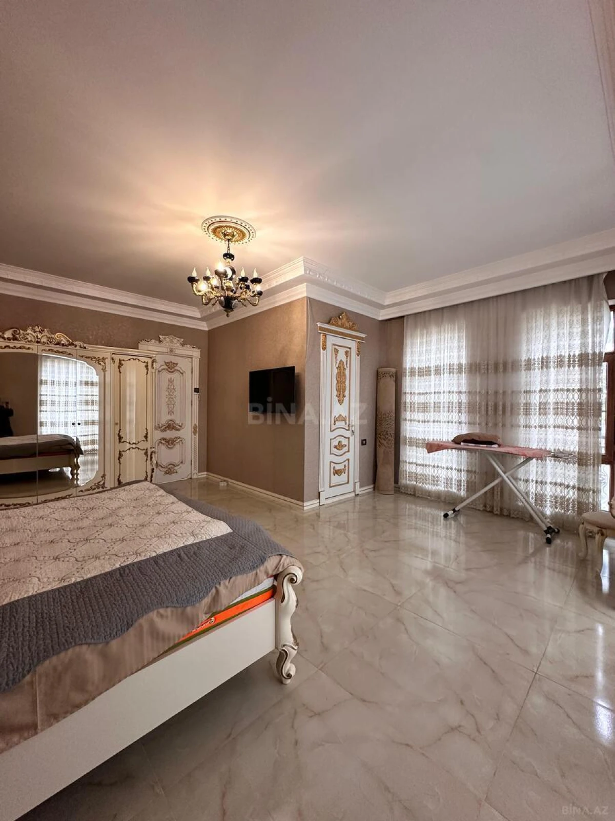 Satılır 8 otaqlı həyət evi 700 m²